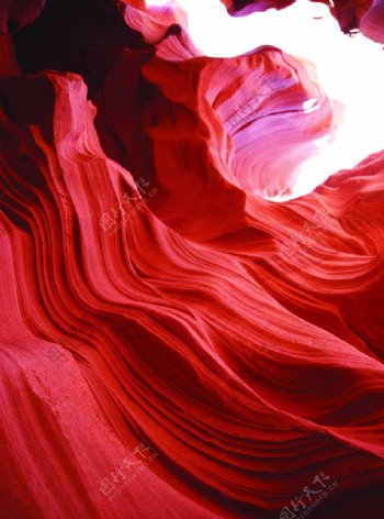 红紫色岩层图片