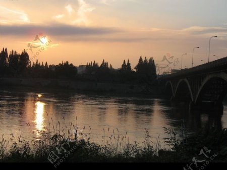 夕阳下的河面图片
