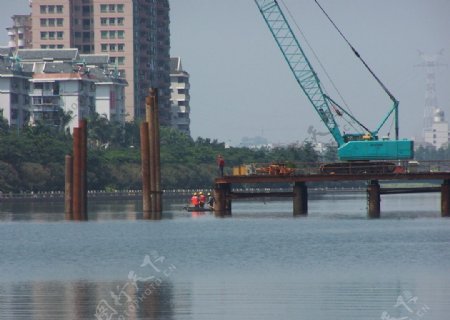 建桥施工中的桥梁图片