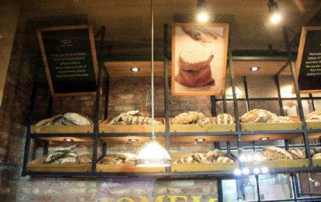 面包店橱窗里的灯光图片