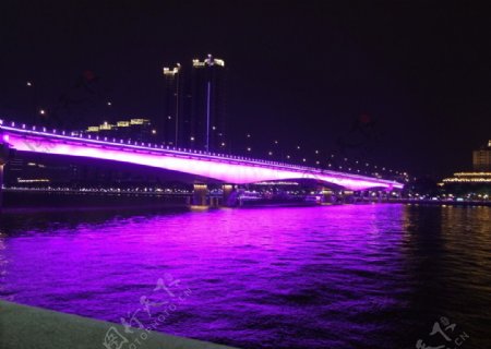 亮紫色灯的大桥图片