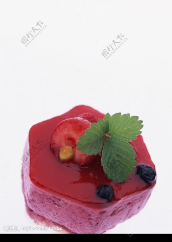 草莓红糕点图片