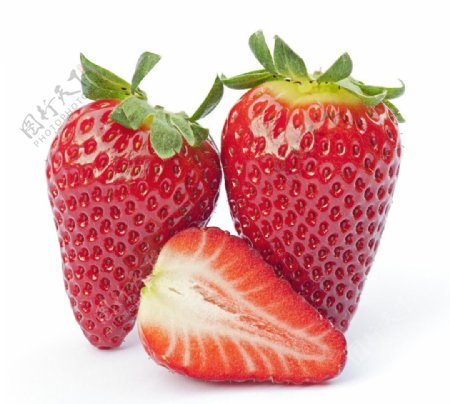 新鲜剖开的草莓图片
