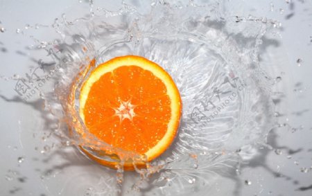 橙子入水瞬间图片