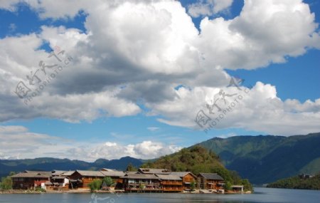 丽江泸沽湖山水美景河边房屋洛水图片