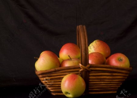 一篮子的苹果图片