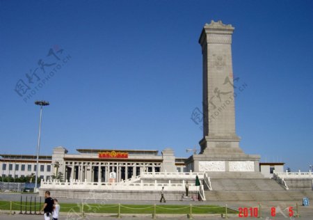 人民英雄纪念碑和新的国家博物馆图片