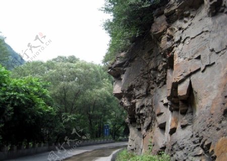 108国道北京段附近山石图片