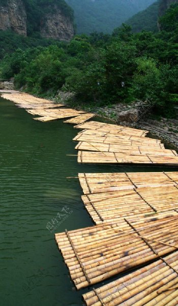 峡谷中的竹筏图片