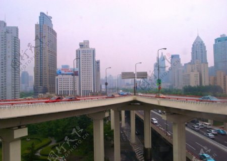上海横贯市中心的延安路高架干道图片