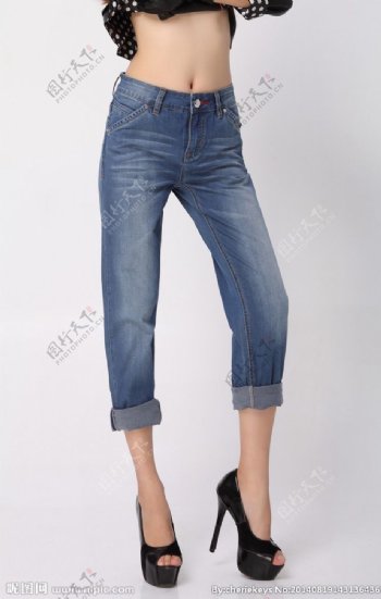 女性牛仔裤模特图片