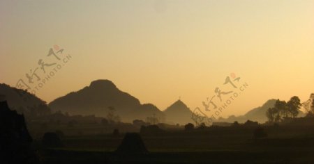 夕阳山脉图片