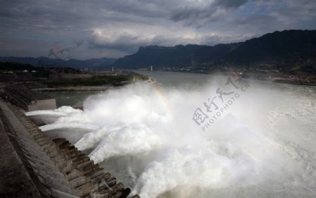 三峡大坝泄洪图片
