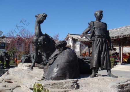 彝人古镇铜像图片