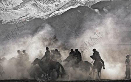 高原上塔吉克马术比赛图片