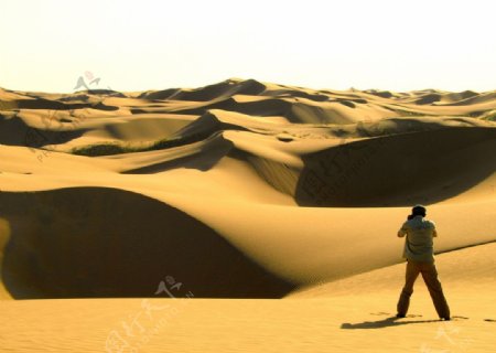 沙漠里的艺术工作者摄影师图片