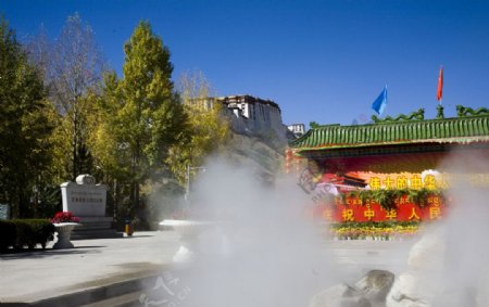 布达拉宫后面的冷雾喷泉图片