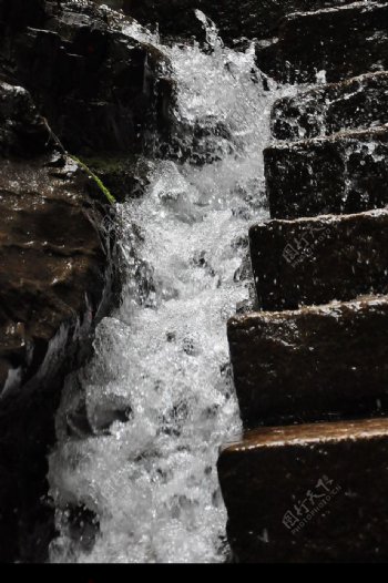 石阶淌水图片