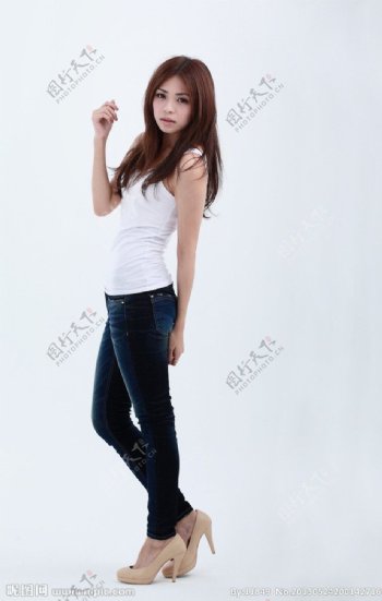 牛仔裤美女模特图片