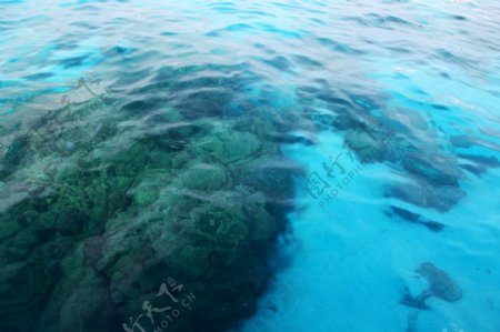 翡翠海水与礁石图片