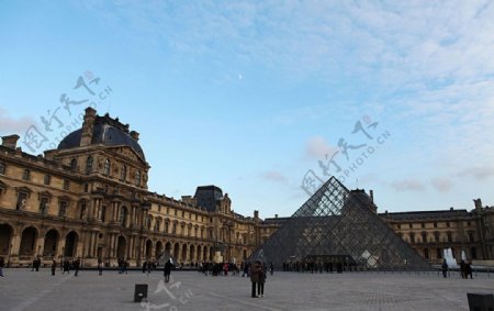 巴黎卢浮宫广场图片