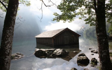 湖中的木屋图片