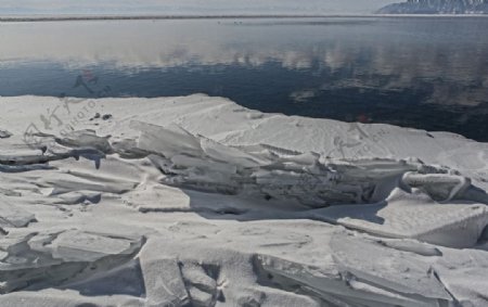 贝加尔湖畔的冰图片
