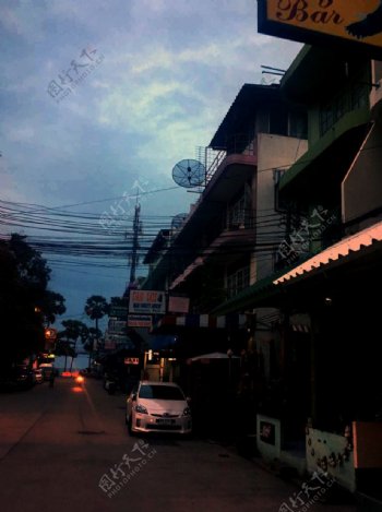 芭堤雅小镇夜色街景图片