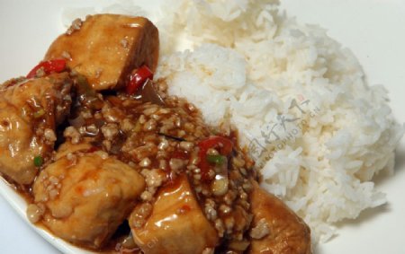 魚香肉崧炆豆腐飯图片