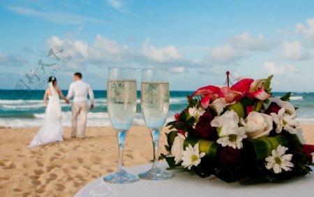 浪漫海滩婚礼鲜花图片