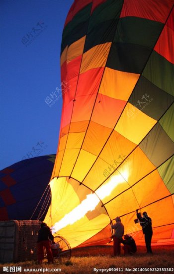 起飞前的热气球图片