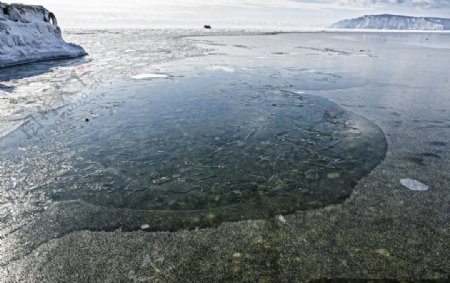 冰封的湖面图片