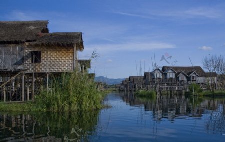 湖上村落图片