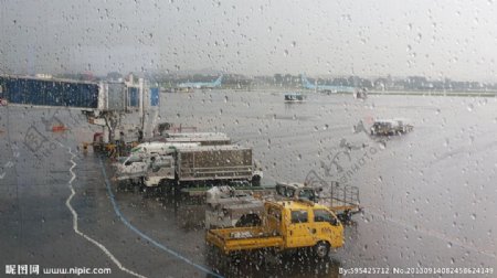 雨天机场图片