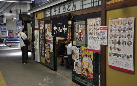 日本电车站台上的面馆图片
