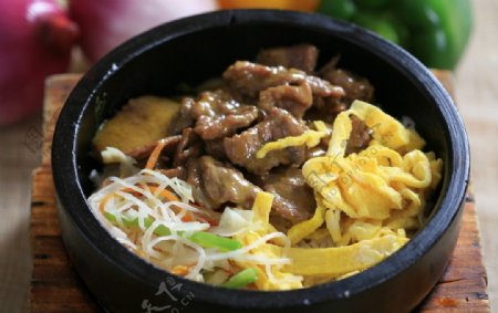 牛肉石锅饭图片