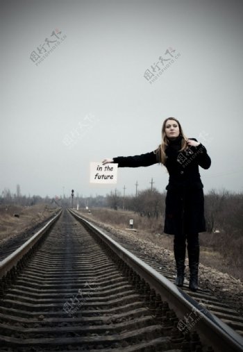 站在铁路旁的美女图片