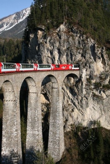 列车穿行高架桥图片