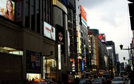 东京银座黄昏时的街景图片