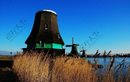 荷兰渔村风车图片
