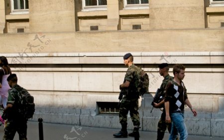 巴黎巴黎街头的军人图片