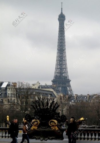 巴黎亚历山大三世桥和埃菲尔铁塔图片