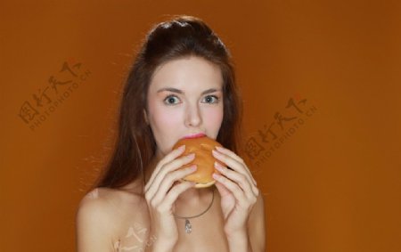 美女吃汉堡图片