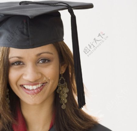 带着学士帽的女大学生图片