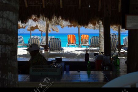 海边酒吧椅子沙滩酒保服务生图片