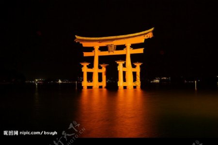 严岛神社大鸟居的夜景图片