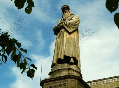 意大利米兰大楼广场达芬奇雕塑图片