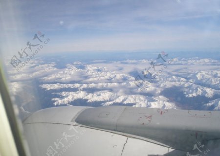 飞机窗外的雪山图片