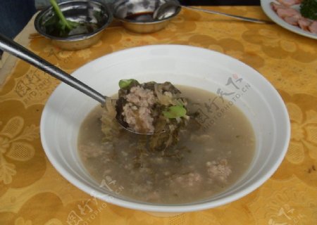 蚕豆酸菜炖肉丸图片