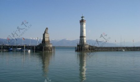 灯塔海面海港远山蓝天倒影图片